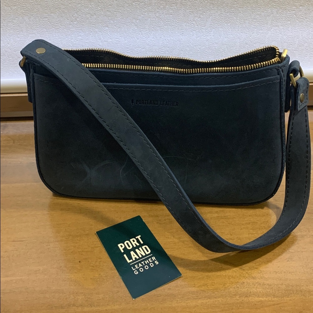 Portland Leather Goods Classic Navy Shoulder Bag LIKE NEW Leather Zip Top Beauty